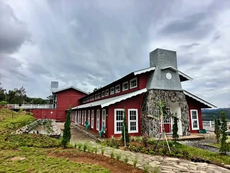 Tampak bangunan beratap miring dan dinding merah di kawasan The Hanjawong Villas.