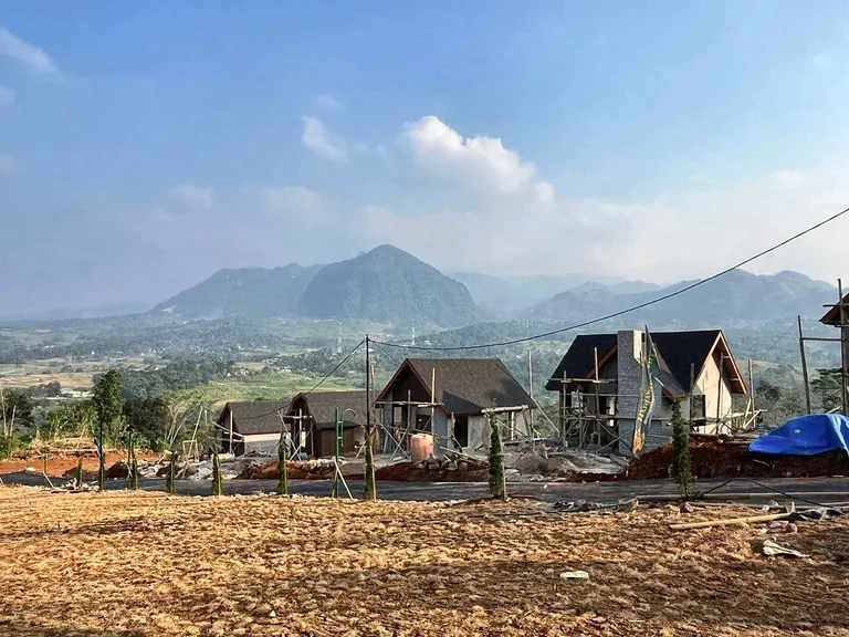 Foto dokumentasi tahap pembangunan villa dengan lanskap Gunung Hanjawong di belakangnya.
